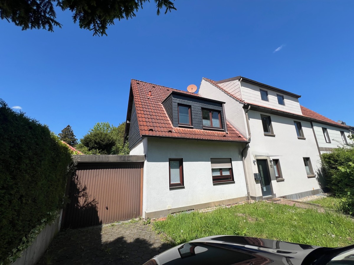173 3337 1746702742 titelbild hausansicht mit garage - Verkauf